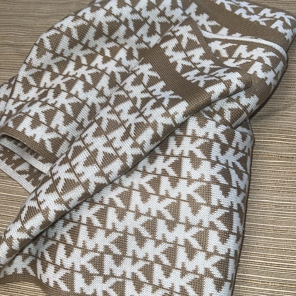 Michael Kors MK Scarf 100% Acrylic infinity scarf MK White and beige - Picture 9 of 10